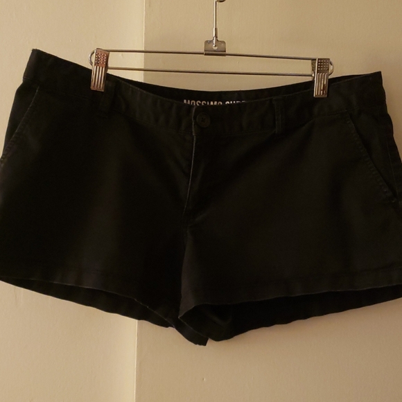 Shorts - Picture 3 of 4